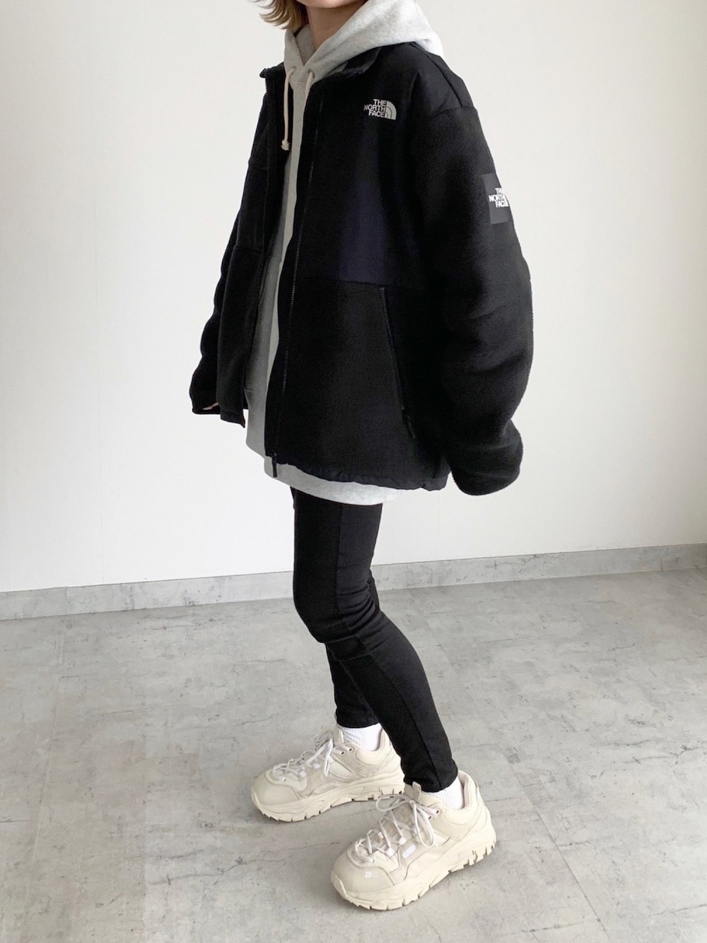 「シンプルコーデ、カジュアルコーデ、オーバーサイズ、メンズライク、モノトーン、スニーカー、ブラック、パーカー」｜「THE NORTH FACEのTHE NORTH FACE / デナリ ジャケット（ブルゾン、ブラック系）」を使った、MIHOさん（レディース・163cm）の秋コーディネートの1枚目の写真