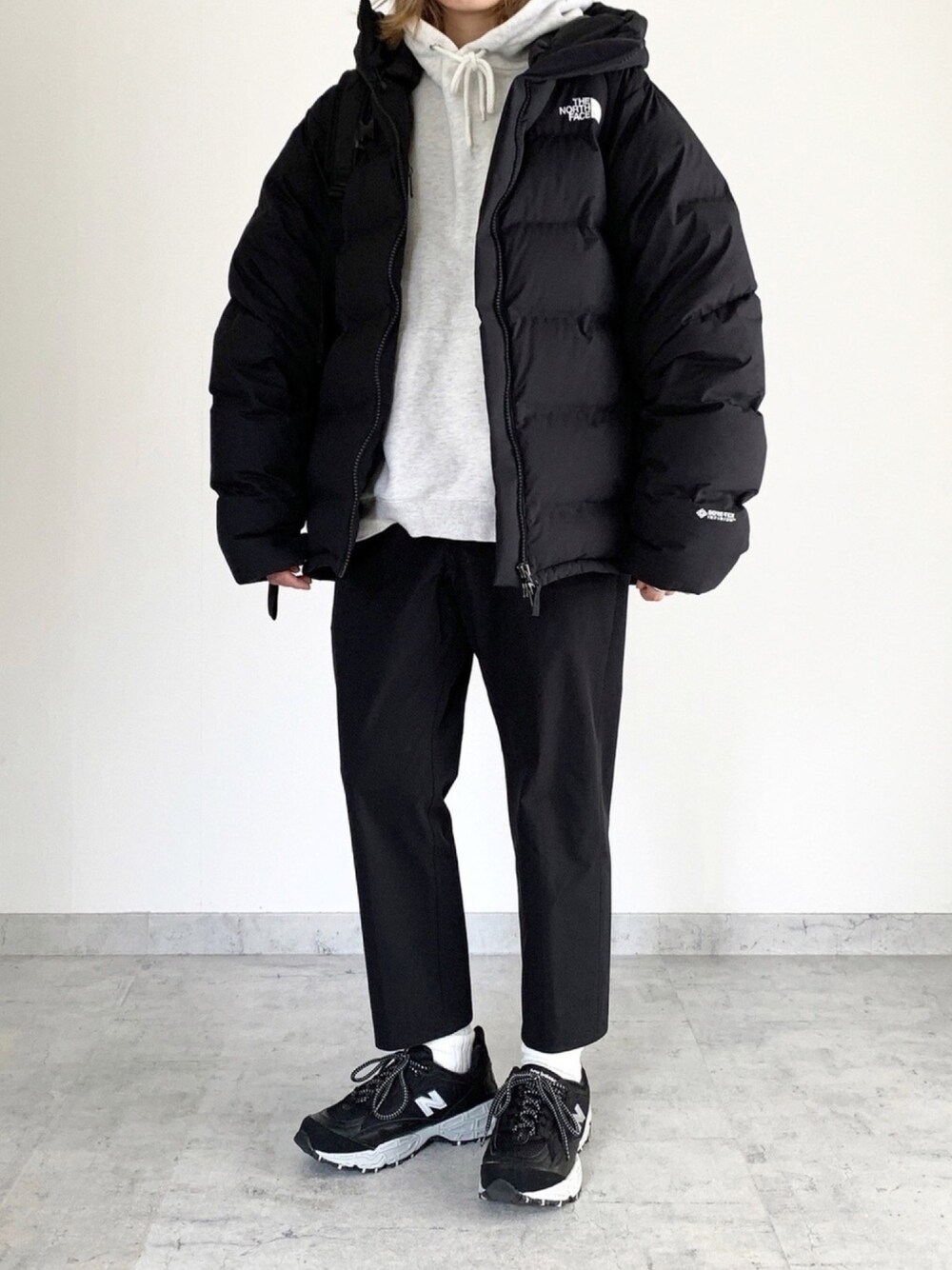 「カジュアル、シンプルコーデ、モノトーン、メンズライク、オーバーサイズ、ダウンジャケット、スニーカー、冬コーデ、THE NORTH FACE」｜「THE NORTH FACEのザ・ノースフェイス / ビレイヤーパーカ（ダウンジャケット/コート、ブラック系）」を使った、MIHOさん（レディース・163cm）の冬コーディネートの1枚目の写真