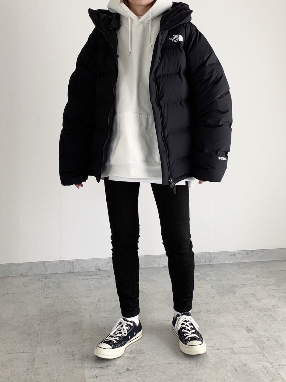 「カジュアル、シンプルコーデ、モノトーン、THE NORTH FACE、オーバーサイズ、メンズライク、スニーカー」｜「Acne Studiosのアイテム（パンツ、ブラック系）」を使った、MIHOさん（レディース・163cm）の冬コーディネートの1枚目の写真