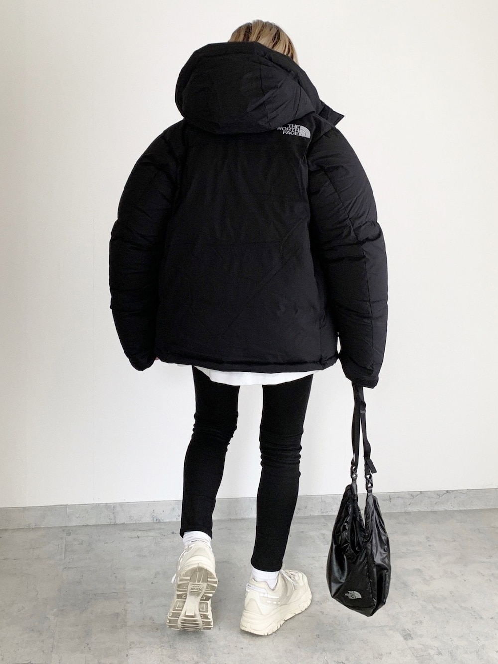 「カジュアル、シンプルコーデ、モノトーン、ブラック、THE NORTH FACE、スニーカー、オーバーサイズ、メンズライク」｜「THE NORTH FACEのTHE NORTH FACE/ノースフェイス BALTRO LIGHT JACKET/バルトロ ライト ジャケット（ダウンジャケット/コート、ブラック系）」を使った、MIHOさん（レディース・163cm）の冬コーディネートの1枚目の写真