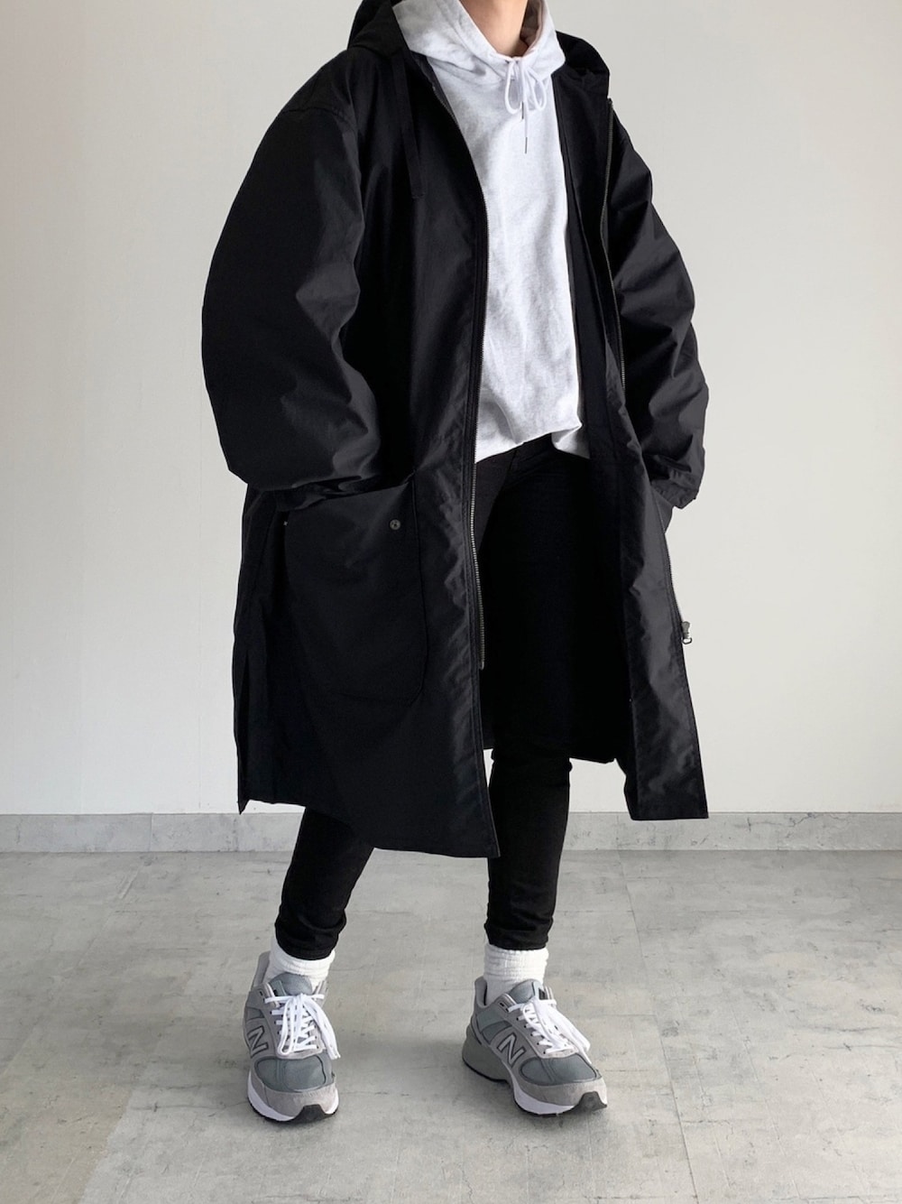 「シンプルコーデ、カジュアル、ブラック、モノトーン、オーバーサイズ、UNIQLO、UNIQLO U、メンズライク、New Balance」｜「NEW BALANCEのM990 v5（スニーカー、グレー系）」を使った、MIHOさん（レディース・163cm）の冬コーディネートの1枚目の写真