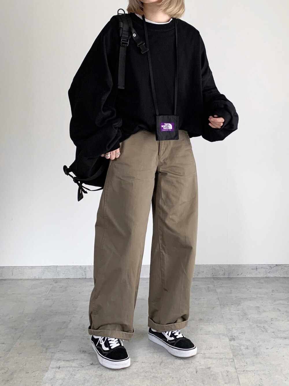 「カジュアル、シンプルコーデ、メンズライク、スニーカー、オーバーサイズ、ゆるコーデ、スウェット」｜「UNIQLOのワイドフィットカーブパンツ（その他パンツ、ベージュ系）」を使った、MIHOさん（レディース・163cm）の冬コーディネートの1枚目の写真