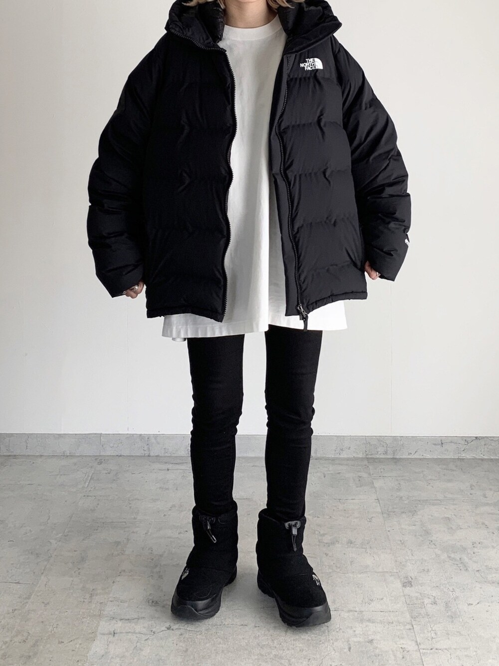 「カジュアル、シンプルコーデ、モノトーン、メンズライク、オーバーサイズ、THE NORTH FACE」｜「THE NORTH FACEのザ・ノースフェイス / ビレイヤーパーカ（ダウンジャケット/コート、ブラック系）」を使った、MIHOさん（レディース・163cm）の冬コーディネートの1枚目の写真