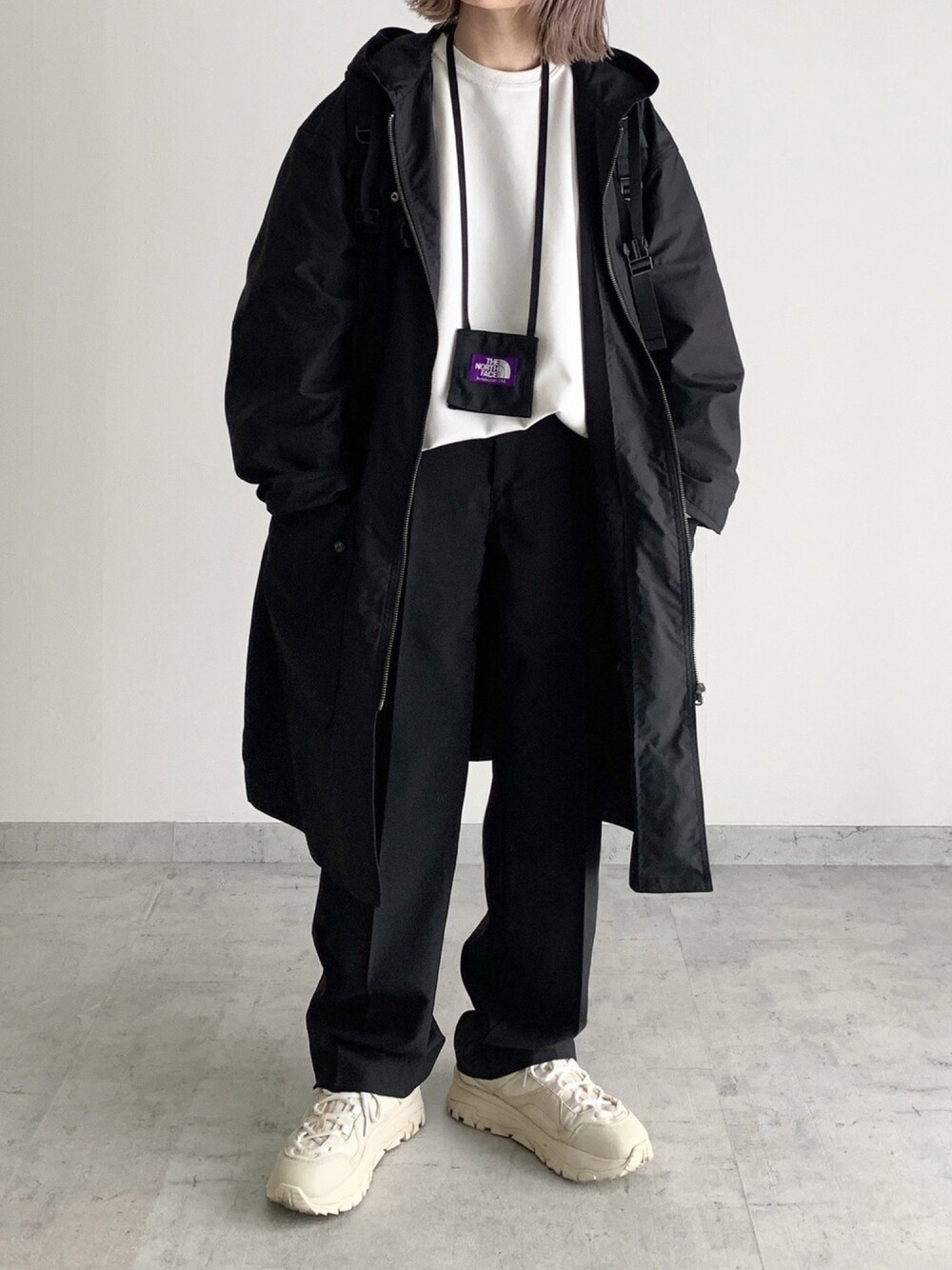 「カジュアル、モノトーン、ブラック、オーバーサイズ、メンズライク、ゆるコーデ、スニーカー」｜「THE NORTH FACE PURPLE LABELのX-Pac Shoulder Case（ポーチ、ブラック系）」を使った、MIHOさん（レディース・163cm）の冬コーディネートの1枚目の写真