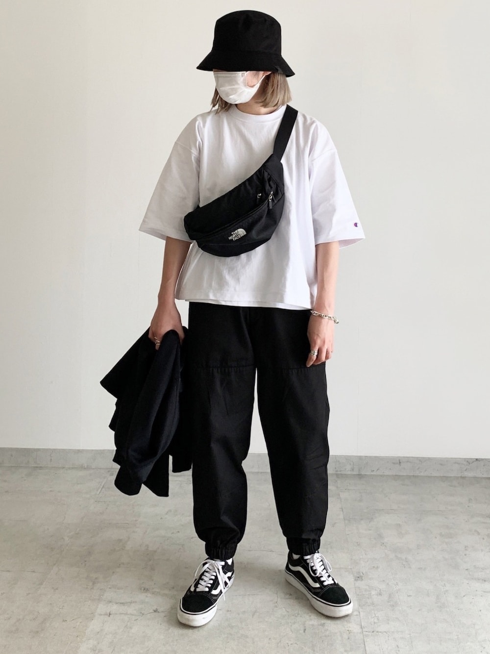 「カジュアル、シンプルコーデ、モノトーン、メンズライク、春コーデ、スニーカー、バケットハット、ジョガーパンツ」｜「COLONY 2139のバケットハット2（ハット、ブラック系）」を使った、MIHOさん（レディース・163cm）の春コーディネートの1枚目の写真
