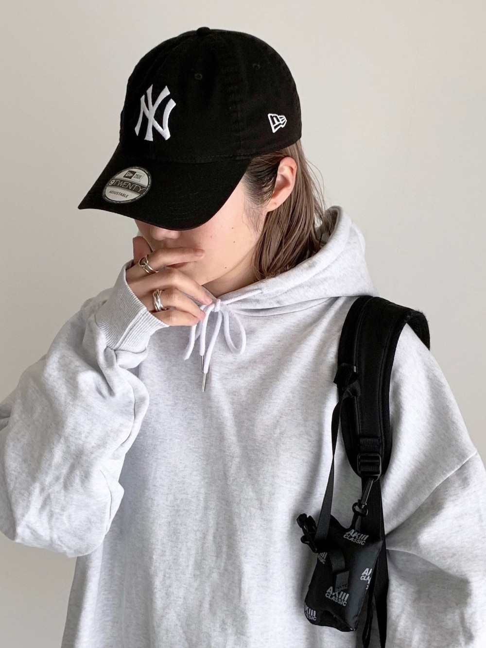 「カジュアルコーデ、モノトーン、パーカー、メンズライク、オーバーサイズ、キャップ、NEW ERA」｜「NEW ERAのニューエラ 9TWENTY キャップ ストラップバック ウォッシュドコットン MLB NEW ERA（キャップ、ブラック系）」を使った、MIHOさん（レディース・163cm）の春コーディネートの1枚目の写真