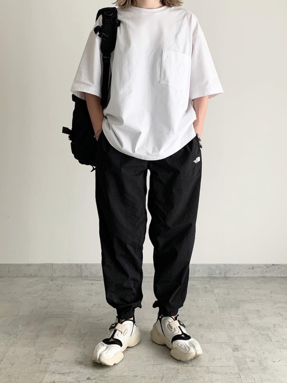 「カジュアルコーデ、シンプルコーデ、モノトーン、メンズライク、オーバーサイズ、スニーカー、夏コーデ」｜「THE NORTH FACE WHITE LABELのアイテム（バックパック/リュック、ブラック系）」を使った、MIHOさん（レディース・163cm）の夏コーディネートの1枚目の写真