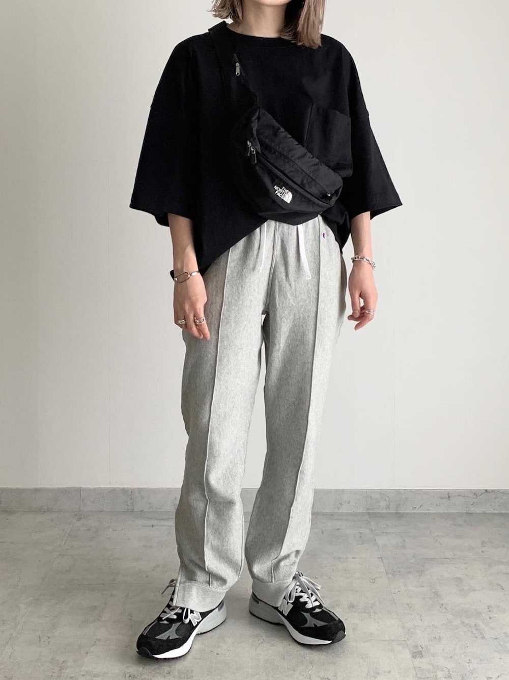 「カジュアルコーデ、パンツスタイル、メンズライク、夏コーデ、ラフ、スニーカー、モノトーン」｜「THE NORTH FACEのザ・ノース・フェイス ウェストバッグ / スウィープ（ボディバッグ/ウエストポーチ、ブラック系）」を使った、MIHOさん（レディース・163cm）の夏コーディネートの1枚目の写真
