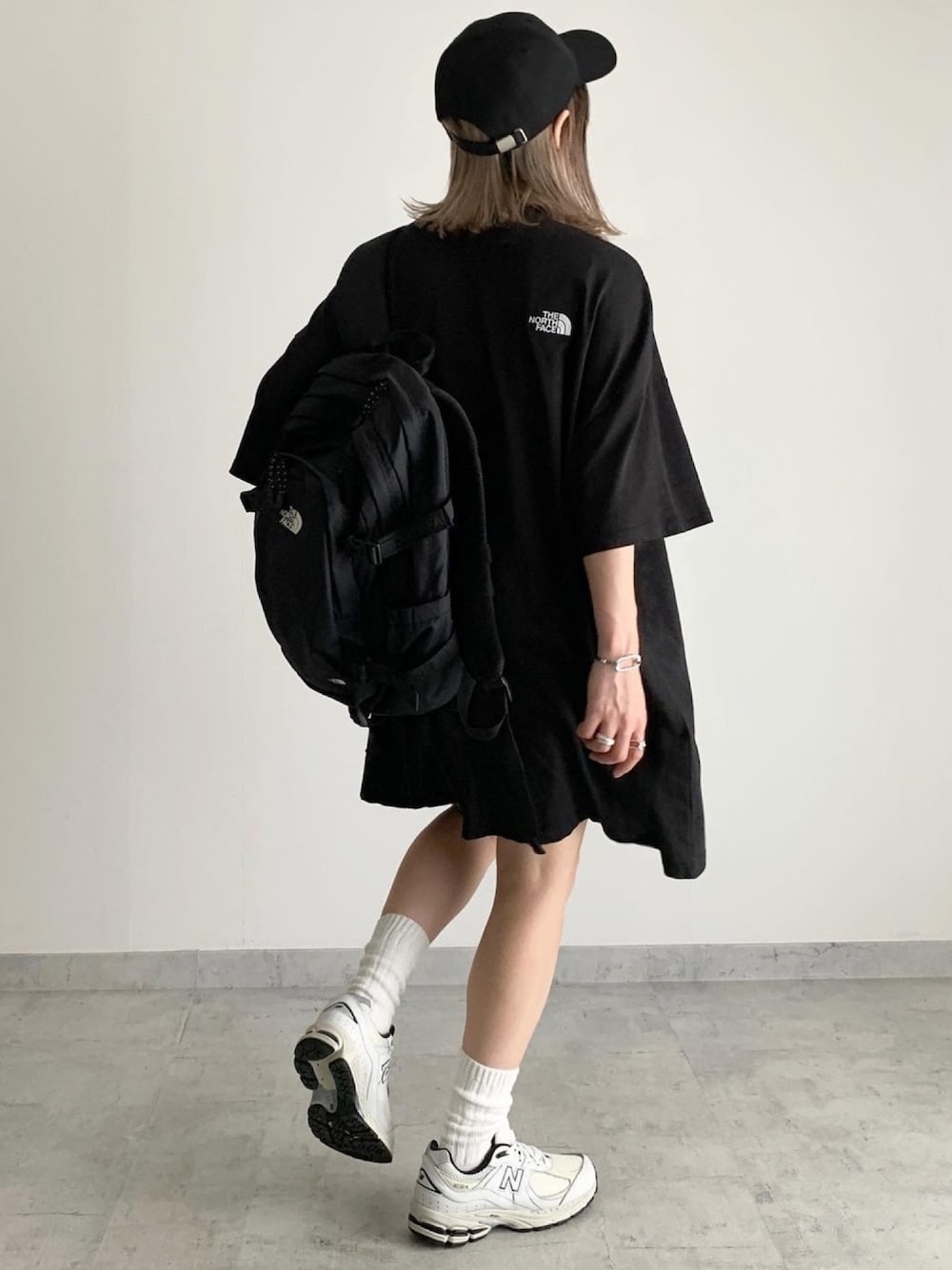 「夏コーデ、カジュアルコーデ、ブラック、モノトーン、シンプルコーデ、ワンピース、スニーカー」｜「CONVERSE TOKYOのシリコンワッペンBB CAP（ハット、ブラック系）」を使った、MIHOさん（レディース・163cm）の夏コーディネートの1枚目の写真