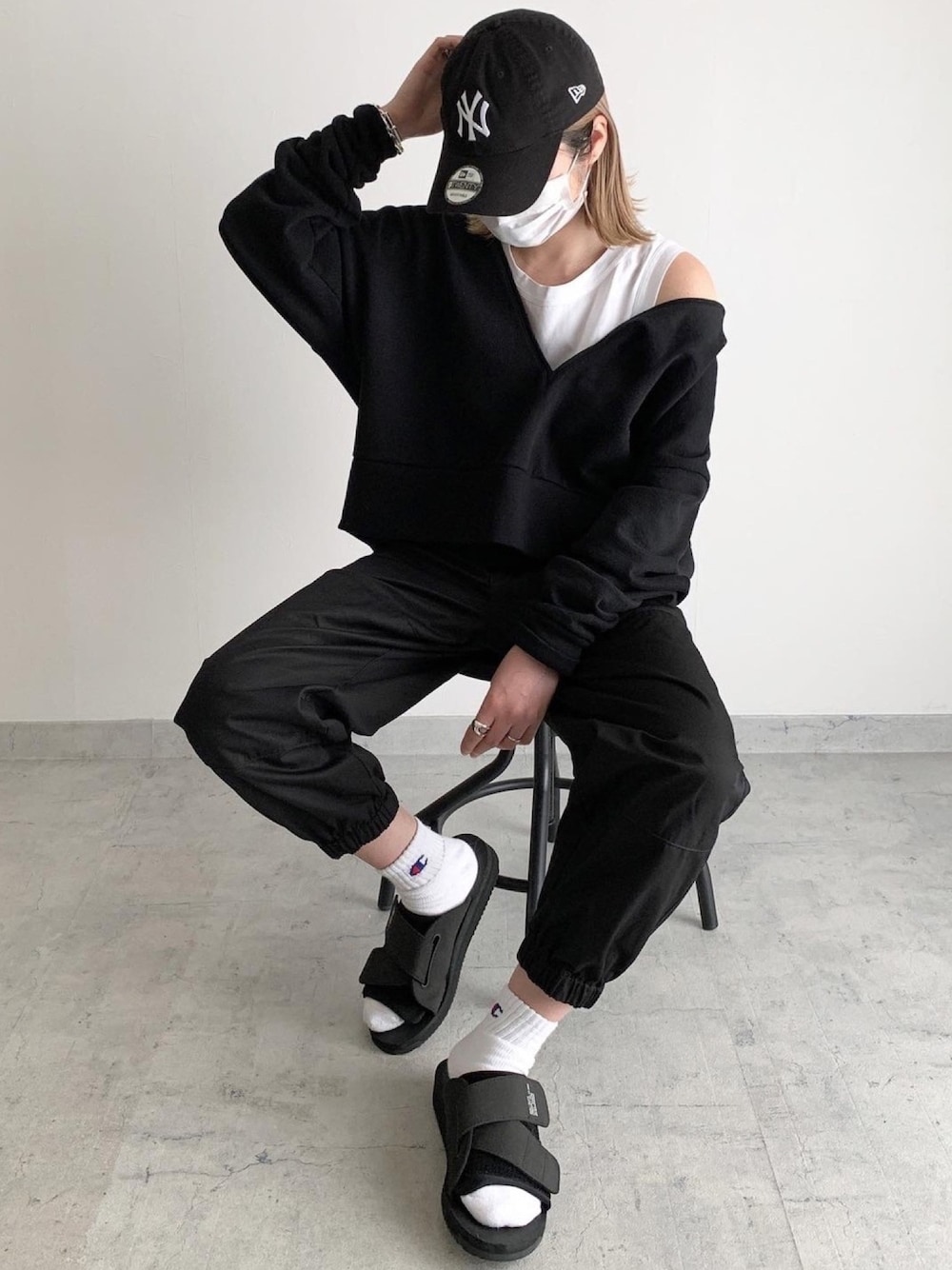 「カジュアルコーデ、モノトーン、ブラック、ゆるコーデ、シンプルコーデ、NEW ERA、サンダル」｜「otiiのアイテム（スウェット、ブラック系）」を使った、MIHOさん（レディース・163cm）の夏コーディネートの1枚目の写真
