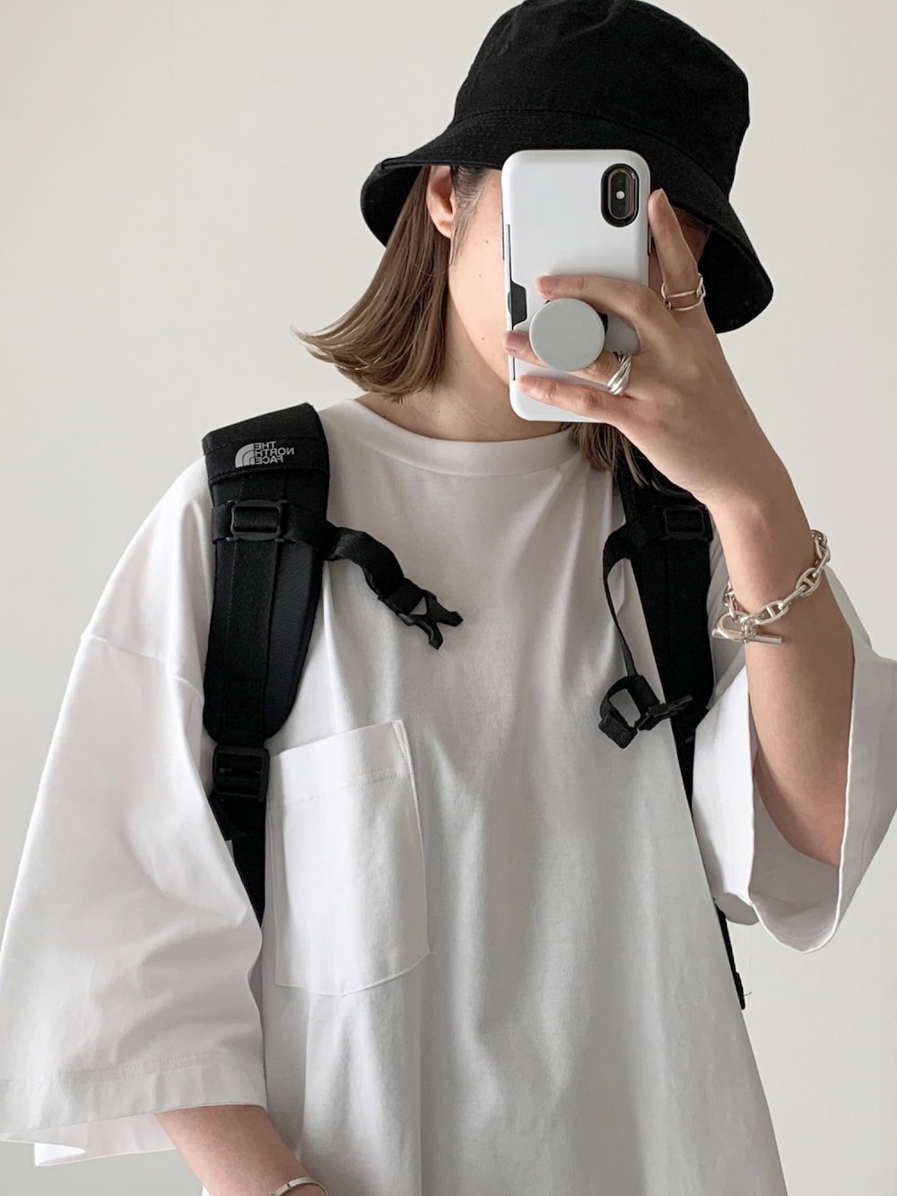 「夏コーデ、カジュアルコーデ、モノトーン、メンズライク、オーバーサイズ、ゆるコーデ、Tシャツ」｜「THE NORTH FACE WHITE LABELのアイテム（バックパック/リュック、ブラック系）」を使った、MIHOさん（レディース・163cm）の夏コーディネートの1枚目の写真