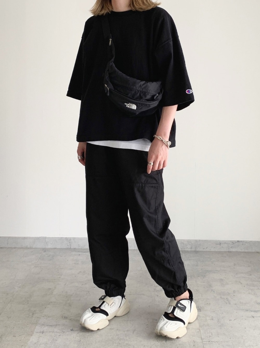 「カジュアル、モノトーン、ブラック、夏コーデ、メンズライク、NIKE、Tシャツ、ゆるコーデ」｜「THE NORTH FACEのザ・ノース・フェイス ウェストバッグ / スウィープ（ボディバッグ/ウエストポーチ、ブラック系）」を使った、MIHOさん（レディース・163cm）の夏コーディネートの1枚目の写真