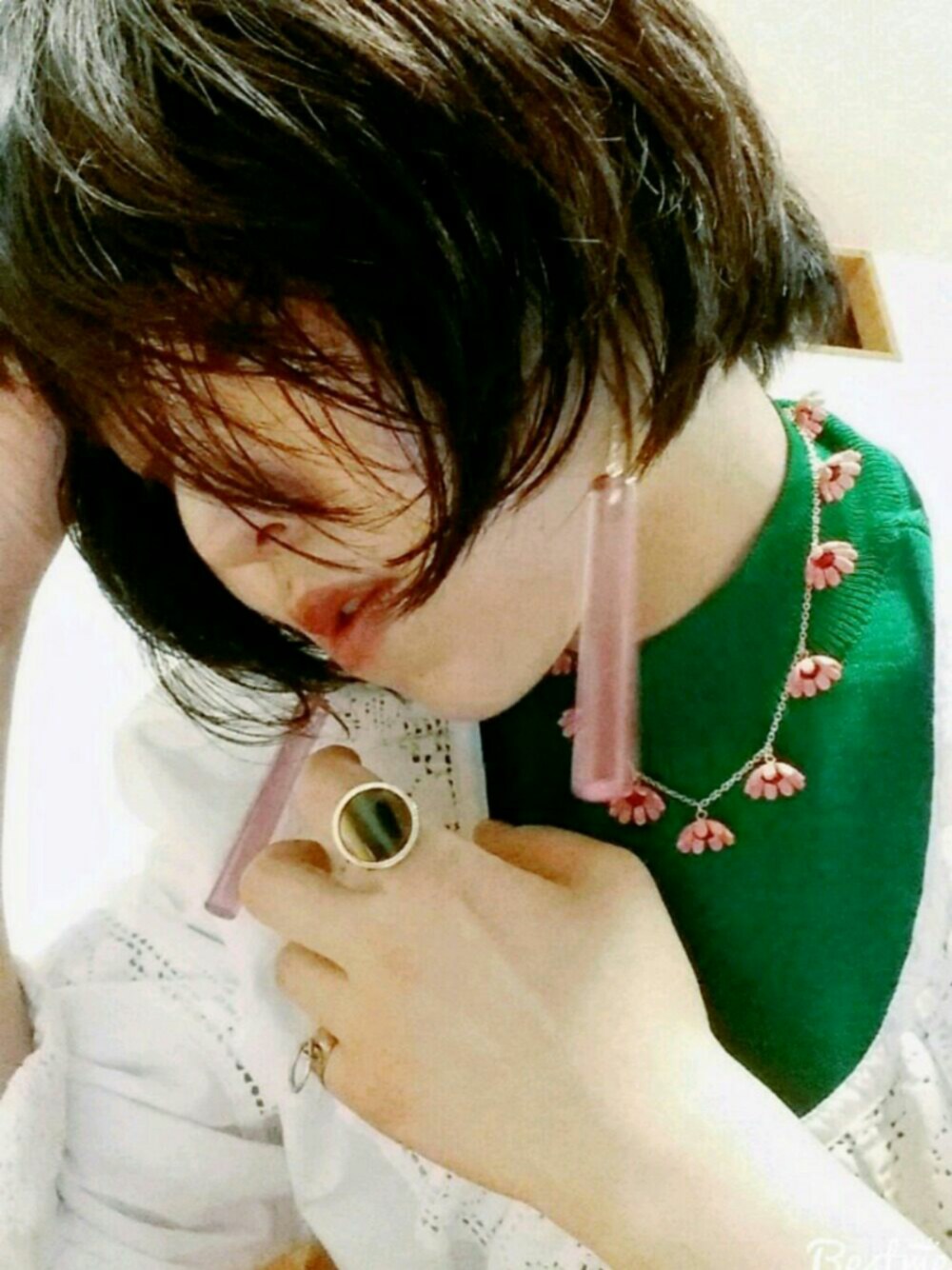 「カジュアル、古着、コットンシャツ、アクセサリー、VUTOPA、リラックススタイル、AMERI」｜「AmeriのCOLOR BOX KNIT TOP（ニット/セーター、グリーン系）」を使った、みぃさん（レディース・155cm）の夏コーディネートの1枚目の写真