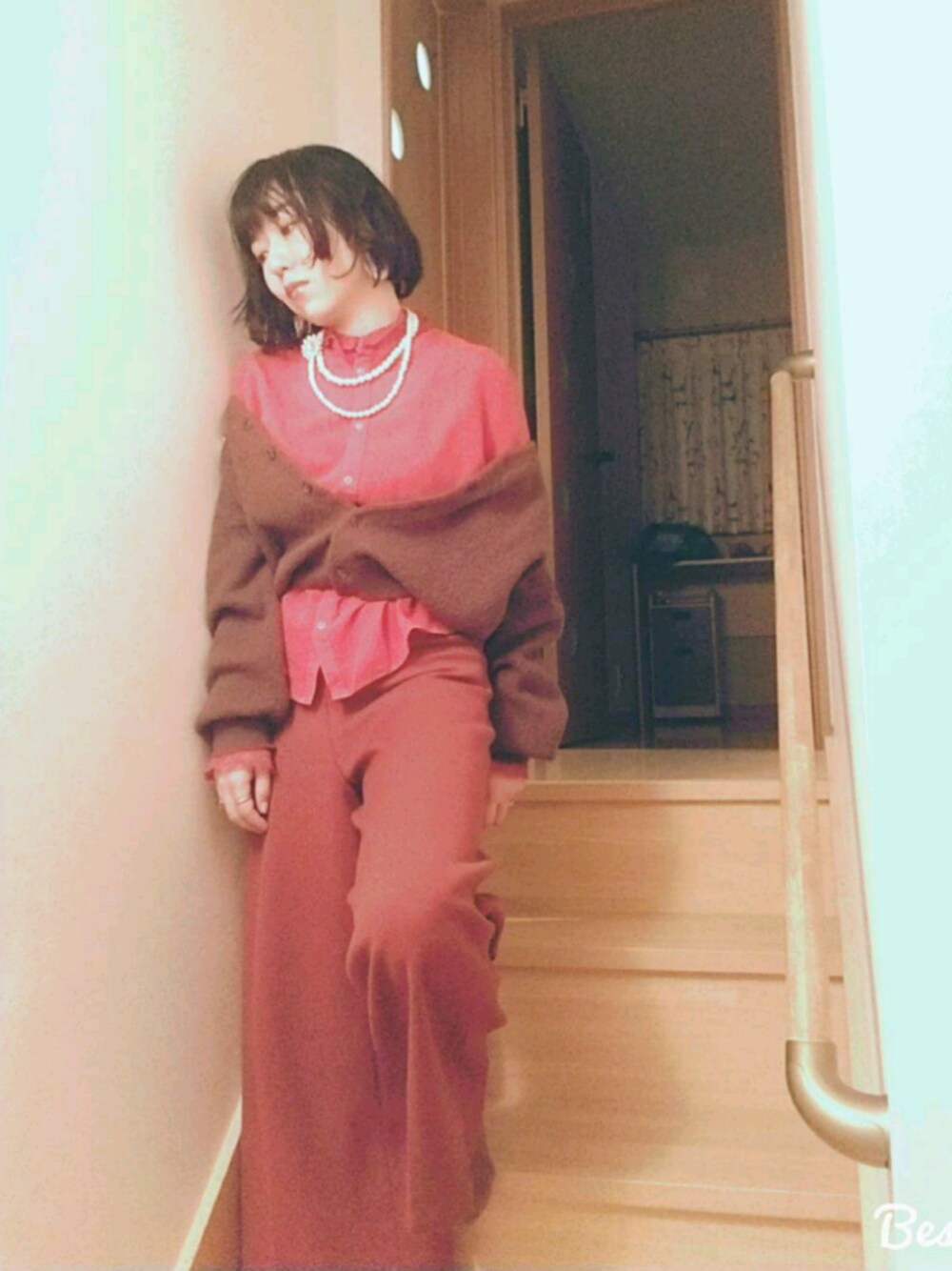 「キレイめ、シンプル、ブラウス、パンツスタイル、ニットカーディガン、パールネックレス、春コーデ、古着、vintage」｜「AmeriのWIDE BELT ASYMMETRY PANTS（その他パンツ、ブラウン系）」を使った、みぃさん（レディース・155cm）の春コーディネートの1枚目の写真