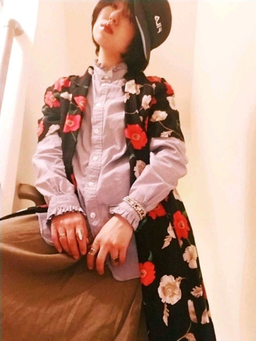 「カジュアル、リラックススタイル、シンプル、古着、ブラウス、花柄、vintage、シルバーアクセサリー」｜「VINTAGEのアイテム（ワンピース、ブラック系）」を使った、みぃさん（レディース・155cm）の夏コーディネートの1枚目の写真