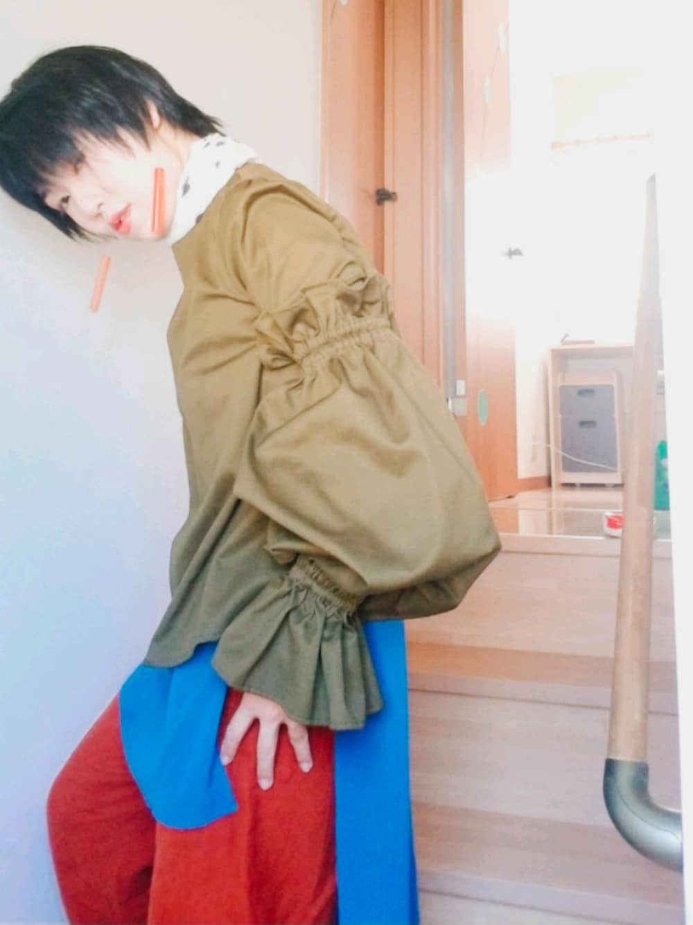 「秋のコーデ、カーキ、バルーンスリーブ、vintage、古着、ゆらゆらピアス」｜「VINTAGEのアイテム（シャツ/ブラウス、グリーン系）」を使った、みぃさん（レディース・155cm）の秋コーディネートの1枚目の写真