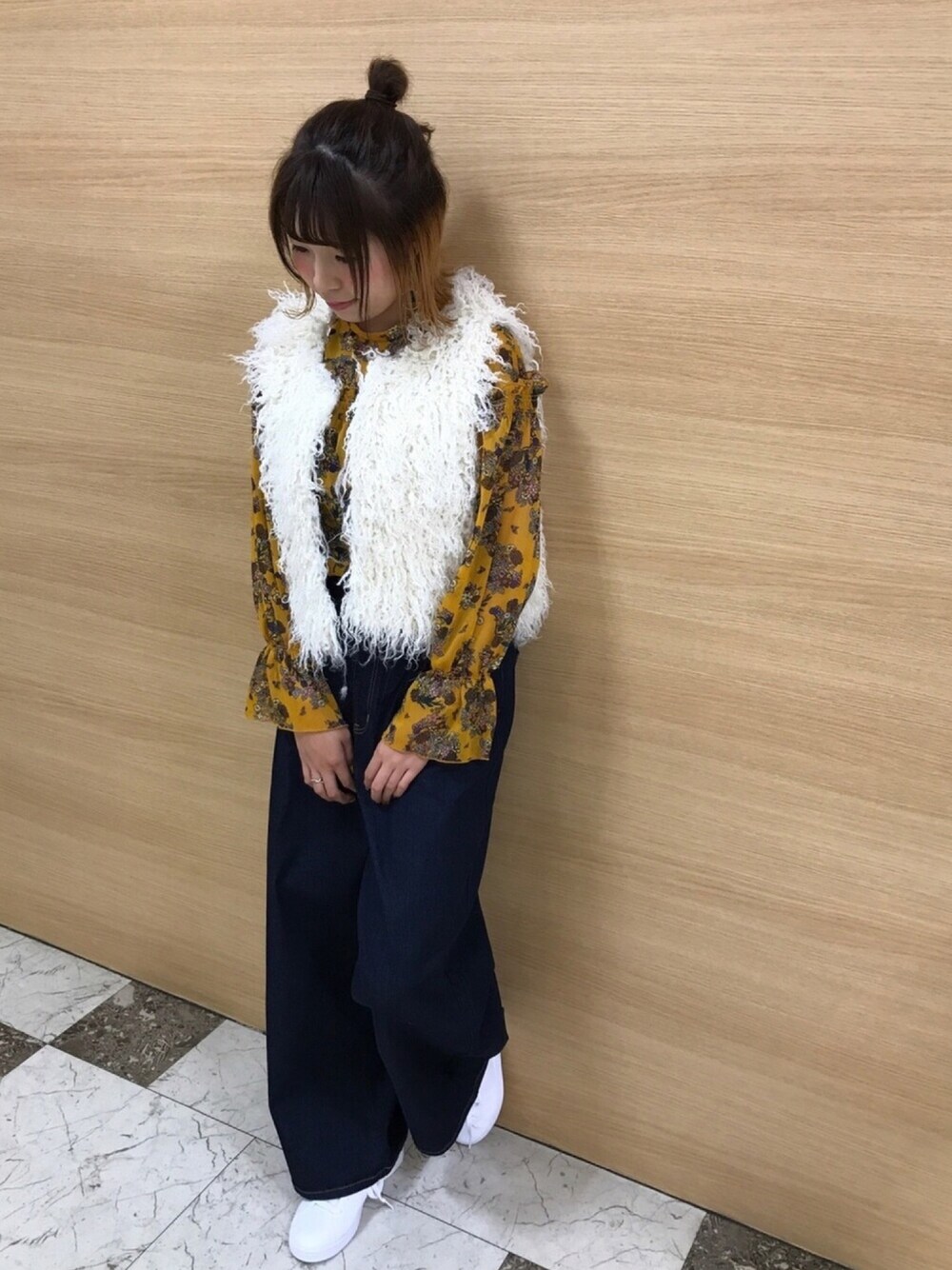 「ファーベスト、マスタード、レトロ、ワイドパンツ、WR、お団子ハーフアップ」｜「Green　Parksのm SET2点 花柄ブラウス+キャミソール（シャツ/ブラウス、イエロー系）」を使った、M☺︎EKAさん（レディース・157cm）の夏コーディネートの1枚目の写真