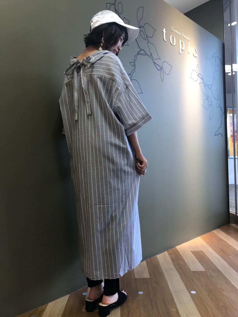 「キャップ、スキッパーシャツ、ストライプ、バックリボン、スリット、レギンス、スクエア、サンダル、ミュール」｜「NiCORONのバナナロゴサテンキャップ（キャップ、ホワイト系）」を使った、M☺︎EKAさん（レディース・157cm）の夏コーディネートの1枚目の写真