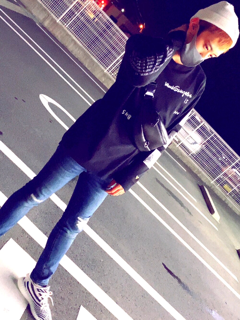 「マークゴンザレス、ビッグシルエット、スニーカー、秋冬コーデ、秋服、おしゃれさんと繋がりたい、オーバーサイズ、ショルダーバッグ、ニット帽、プチプラ」｜「GuessのTriangle Logo Beanie（ニットキャップ/ビーニー、ホワイト系）」を使った、とらさん（メンズ・172cm）の秋コーディネートの1枚目の写真