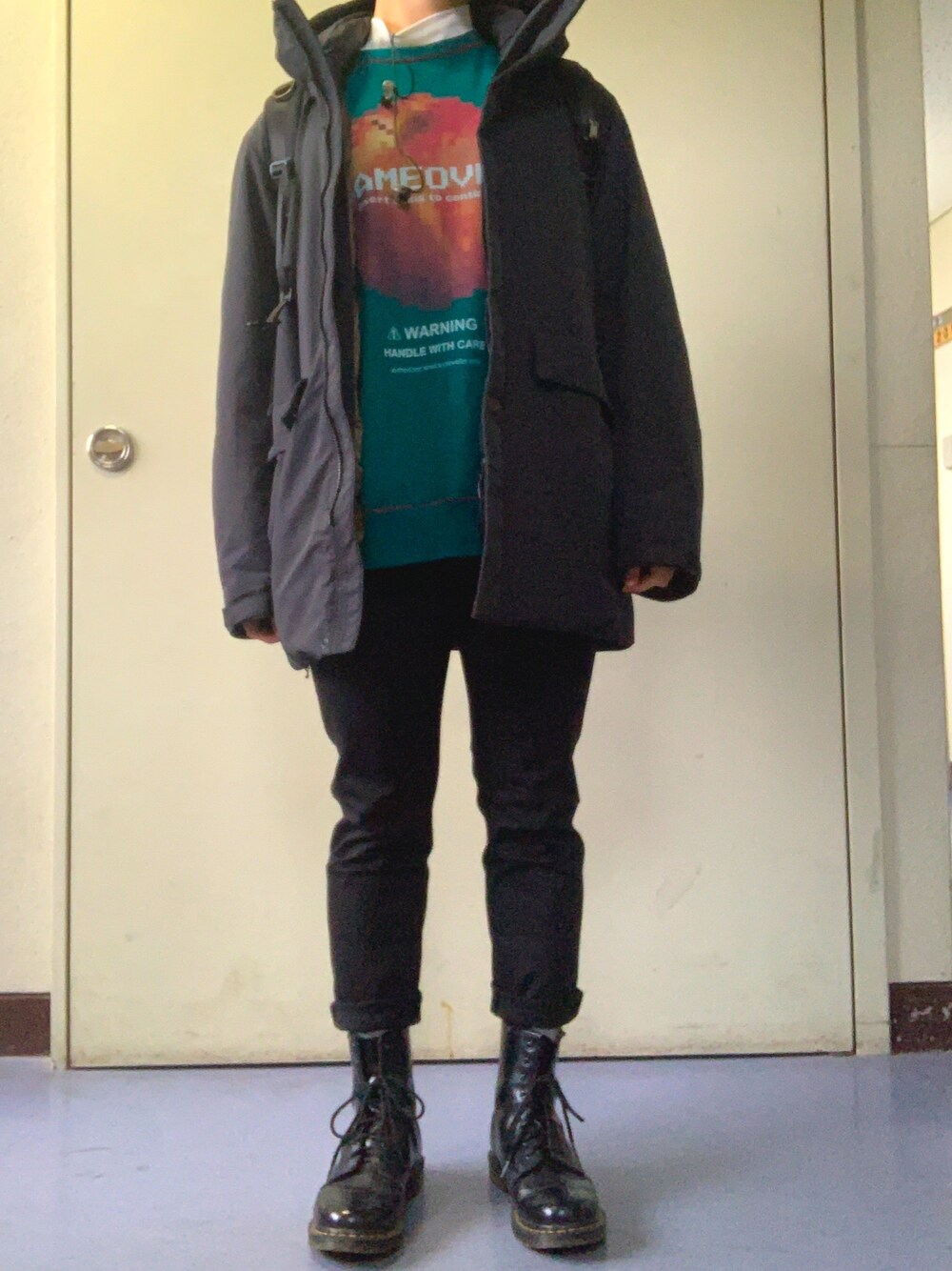「UNIQLO、SHAREEF、zozoデニム、Dr.Martens、MACAVELIC、ハイブリッドダウンパーカ、大学生、秋冬コーデ、冬コーデ、ダウン」｜「UNIQLOのハイブリッドダウンパーカ（ブルゾン、ブラック系）」を使った、Ryotaさん（メンズ・170cm）の冬コーディネートの1枚目の写真