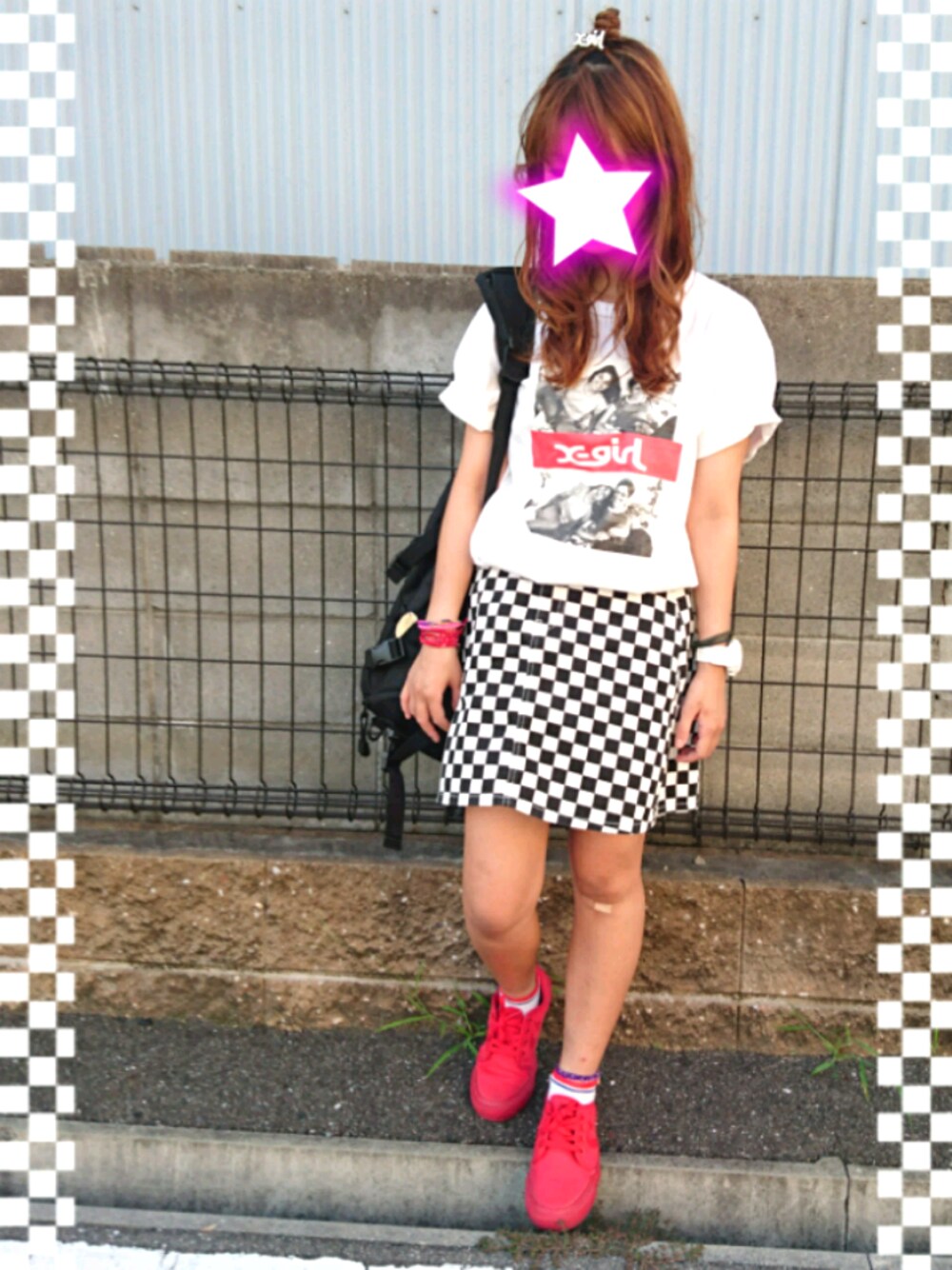 ホワイト系のTシャツ/カットソー、レッド系のスニーカー、その他のスカートを着用したレディースの夏コーディネートの1枚目の写真