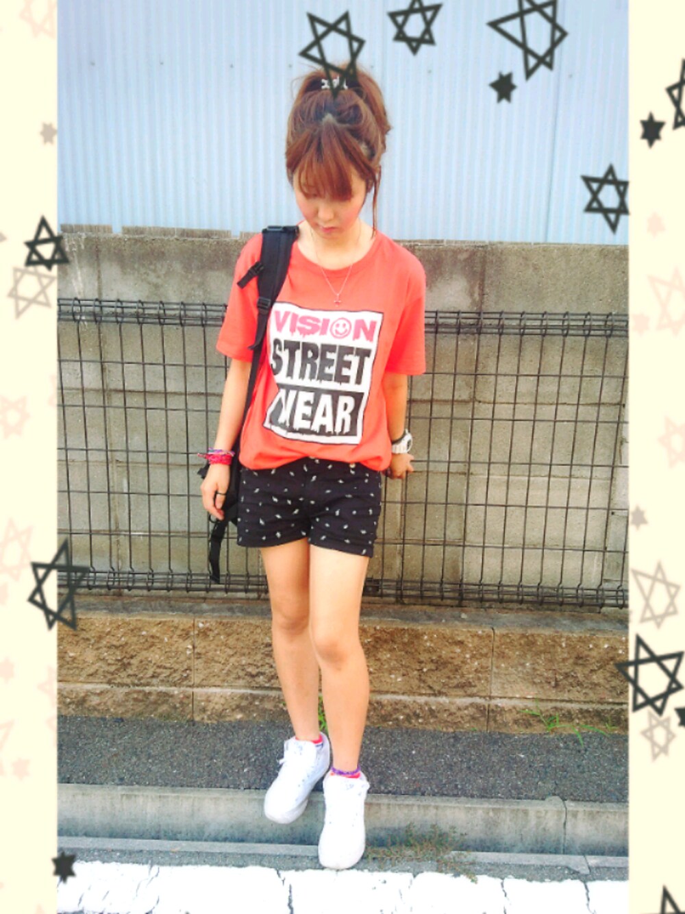 オレンジ系のTシャツ/カットソー、ブラック系のその他パンツ、ホワイト系のスニーカーを着用したレディースの夏コーディネートの1枚目の写真