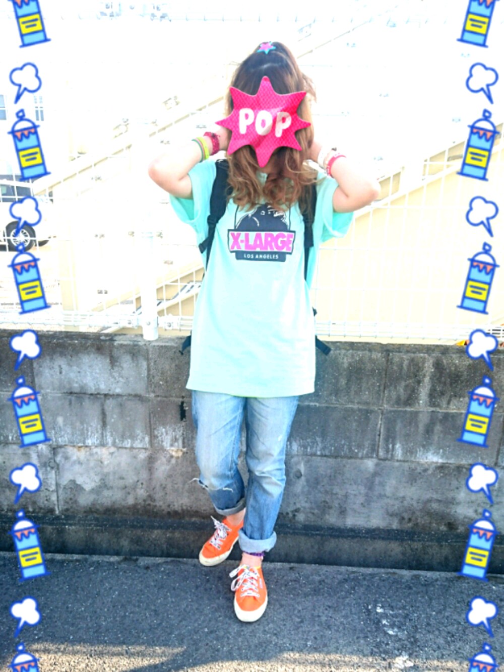 「カジュアル、カラフル、メンズライク、デニム、ダメージデニムパンツ、ビタミンカラー」｜「XLARGEのS/S TEE OG GORILLA（Tシャツ/カットソー、ブルー系）」を使った、haruさん（レディース・157cm）の春コーディネートの1枚目の写真