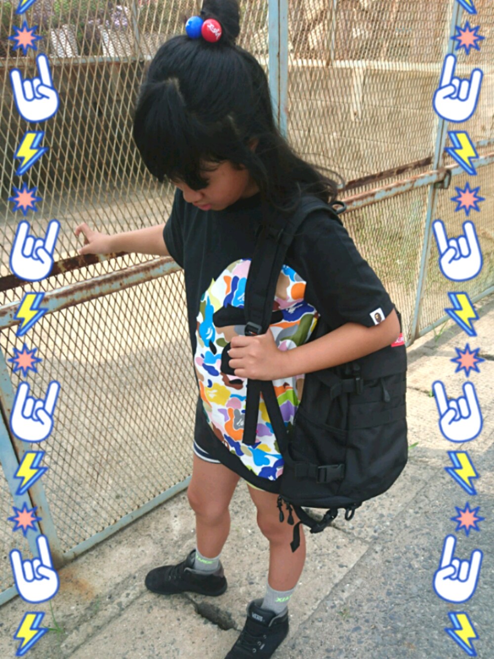 ブラック系のTシャツ/カットソー、ブラック系のバックパック/リュック、ブラック系のスニーカーを着用したレディースの夏コーディネートの1枚目の写真