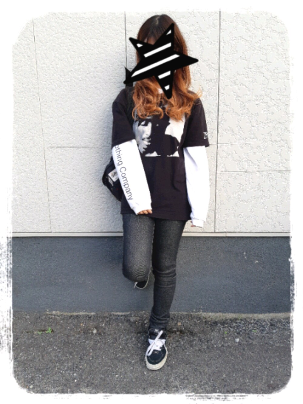 「シンプルコーデ、モノトーンコーデ、アーティストTシャツ、重ね着、2PAC」｜「X-girlのTXCC L/S TEE（Tシャツ/カットソー、ホワイト系）」を使った、haruさん（レディース・157cm）の秋コーディネートの1枚目の写真