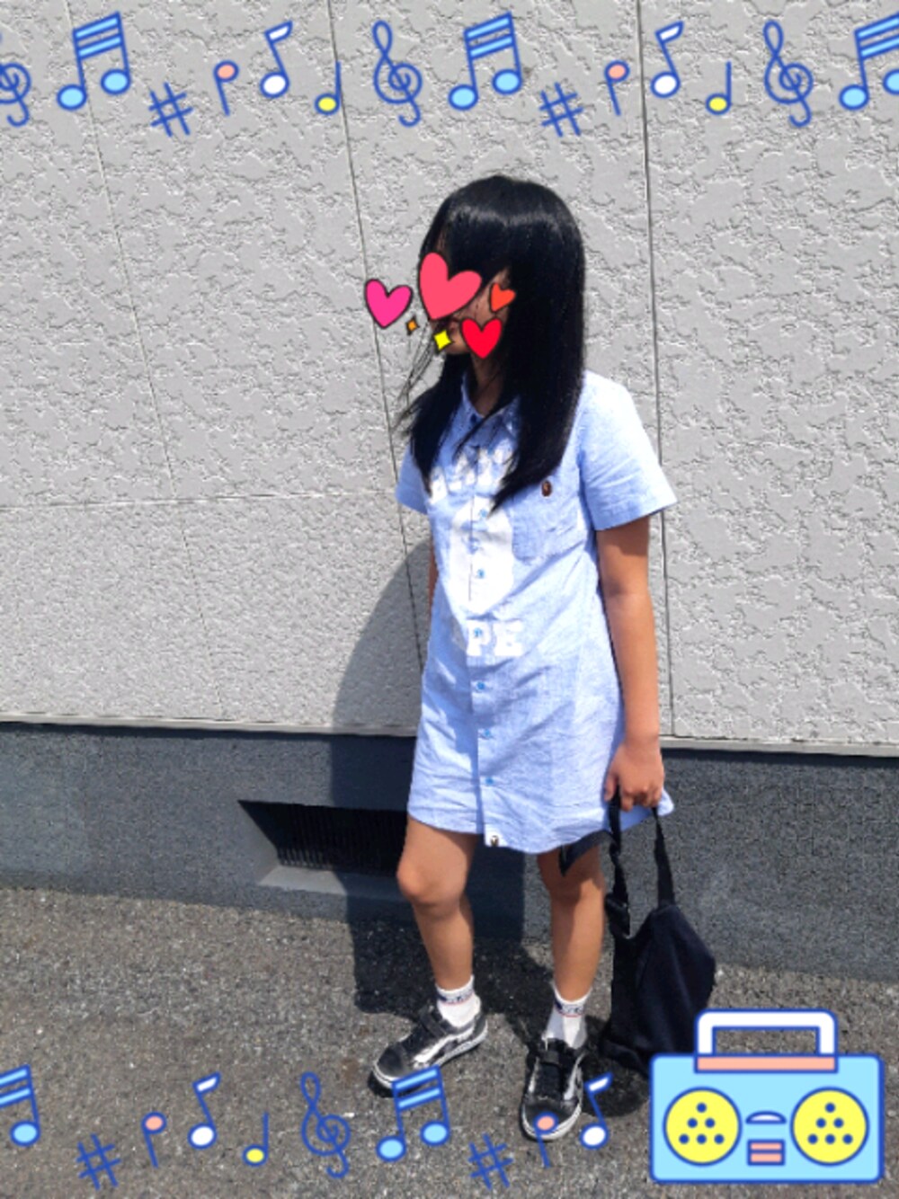 「夏コーデ、むすめコーデ、シンプルコーデ、シャツワンピ」｜「A BATHING APEのCOLLEGE OXFORD S/S SHIRT ONEPIECE K（ワンピース、ブルー系）」を使った、haruさん（レディース・157cm）の春コーディネートの1枚目の写真