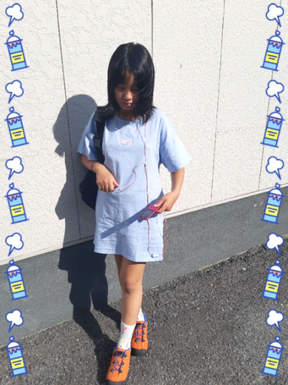 「夏コーデ、シンプルコーデ、娘ちゃん、ワンピース×スニーカー、中学生女子」｜「X-girl Stagesの背中ねじり開きTシャツワンピース（ワンピース、ブルー系）」を使った、haruさん（レディース・157cm）の夏コーディネートの1枚目の写真