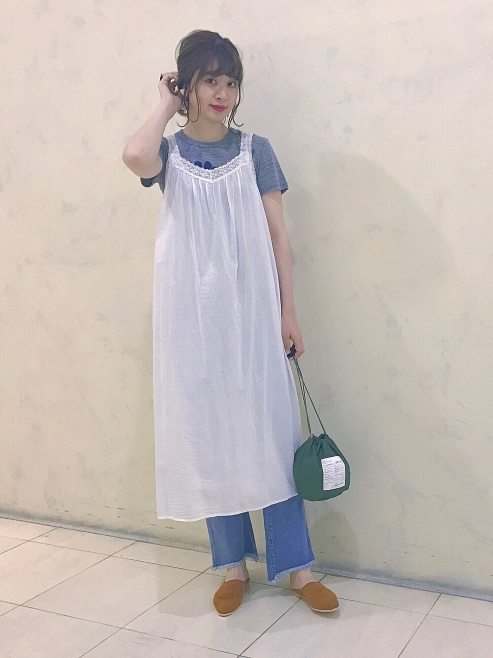 「オトナカジュアル、アナザーエディション、Another Edition、ワンピース、ブーツカットパンツ、バブーシュ、ミッキー、巾着バッグ、夏」｜「Another Editionのフェイクスウェードバブーシュ（その他シューズ、ベージュ系）」を使った、chiharuさん（レディース・170cm）の春コーディネートの1枚目の写真