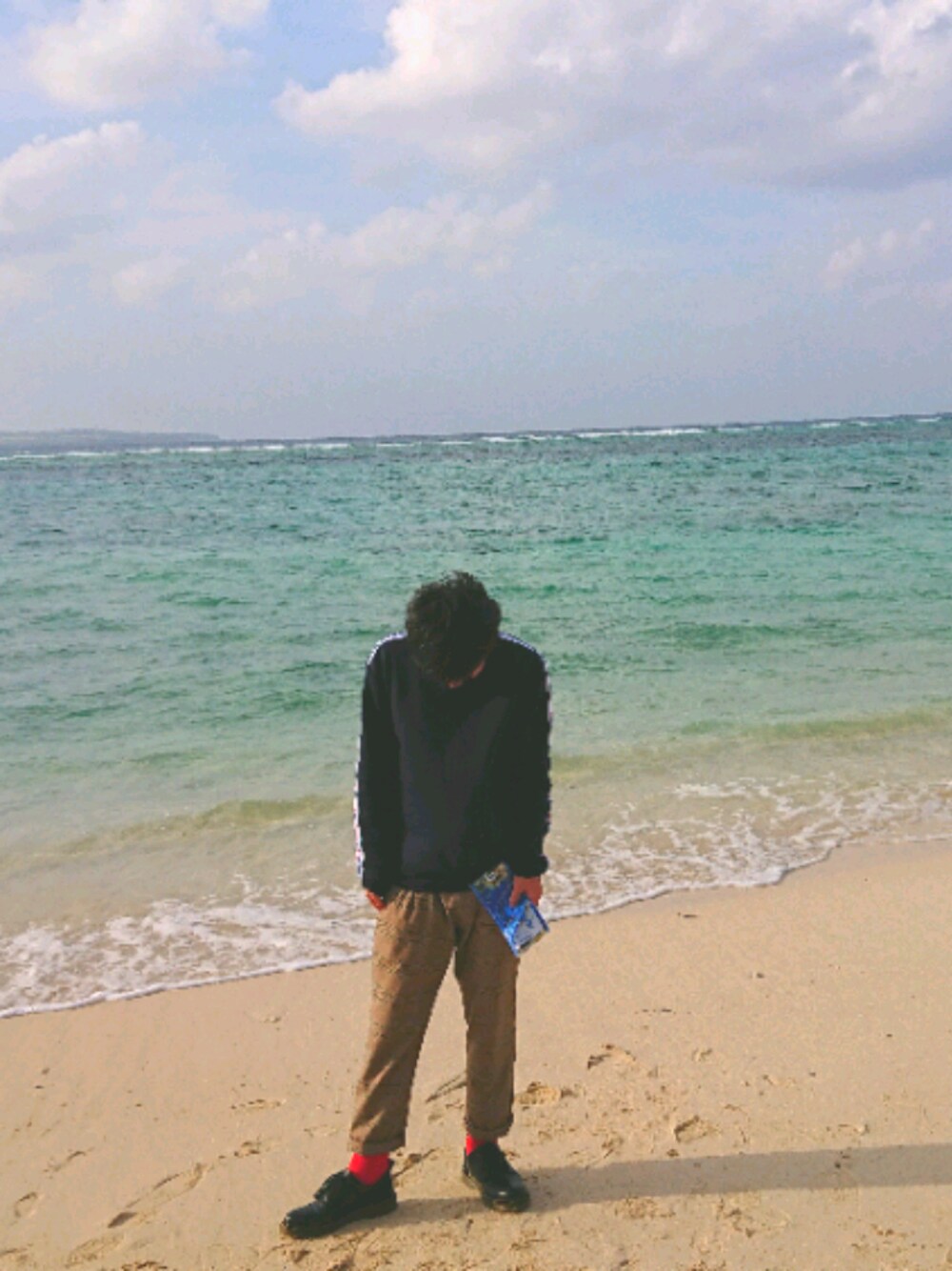 「いいね、save、フォローお願いします🤑、修学旅行コーデ、沖縄旅行、海をバックに、楽しい時間はあっという間、自分、不器用ですから」｜「Championのアイテム（ローファー、ブラック系）」を使った、orangeさん（メンズ・165cm）の冬コーディネートの1枚目の写真