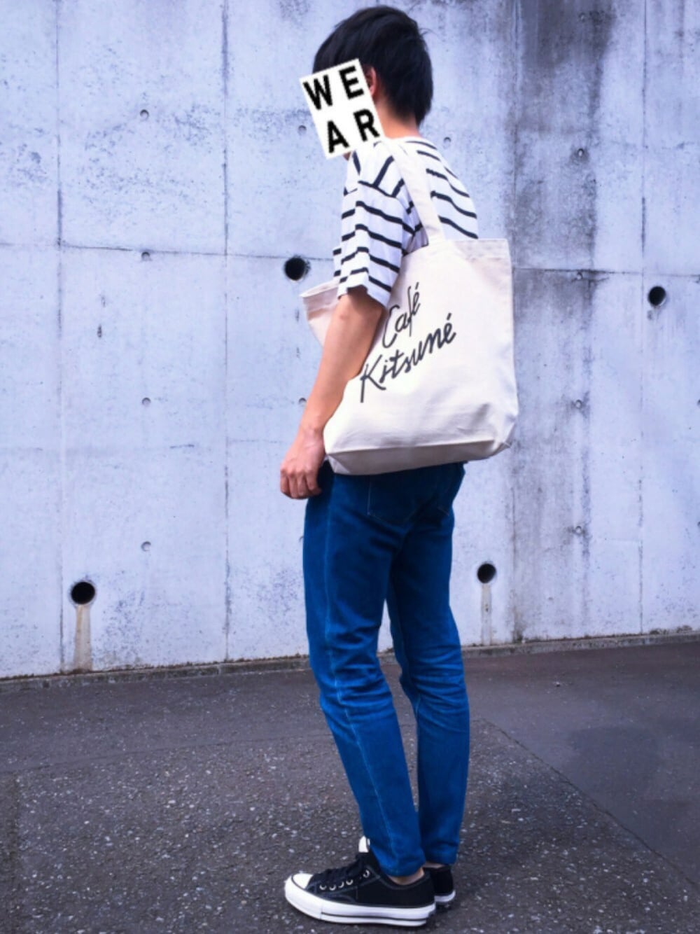 ホワイト系のTシャツ/カットソー、ホワイト系のトートバッグ、ブルー系のデニムパンツを着用したメンズの夏コーディネートの1枚目の写真