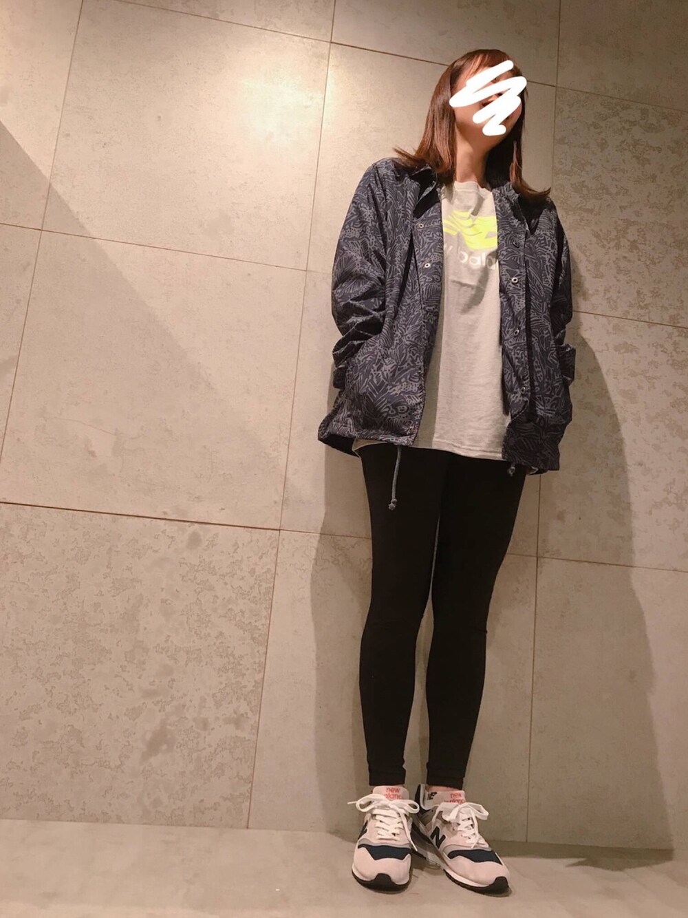 「New Balance、ニューバランス、コーチジャケット、M997」｜「NEW BALANCEのスタックドロゴT（Tシャツ/カットソー、グレー系）」を使った、あかりさん（レディース・167cm）の夏コーディネートの1枚目の写真