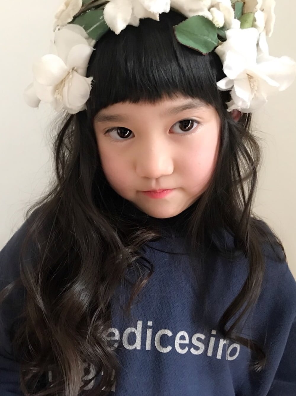 「女の子、キッズコーデ、冬コーデ、カジュアルコーデ、シンプルコーデ、パーティースタイル、ヘッドドレス、タートルネック、ワンピース」｜「アンティークのアイテム（その他ヘアアクセサリー、ホワイト系）」を使った、keikoさん（キッズ・110cm）の冬コーディネートの1枚目の写真