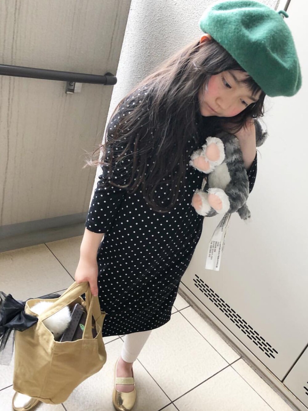 「キッズコーデ、ドット、ワンピース、レギンス、プチプラ、ゴールドパンプス、秋コーデ、ベレー帽、女の子コーデ」｜「韓国子ども服のアイテム（ワンピース、ブラック系）」を使った、keikoさん（キッズ・120cm）の秋コーディネートの1枚目の写真
