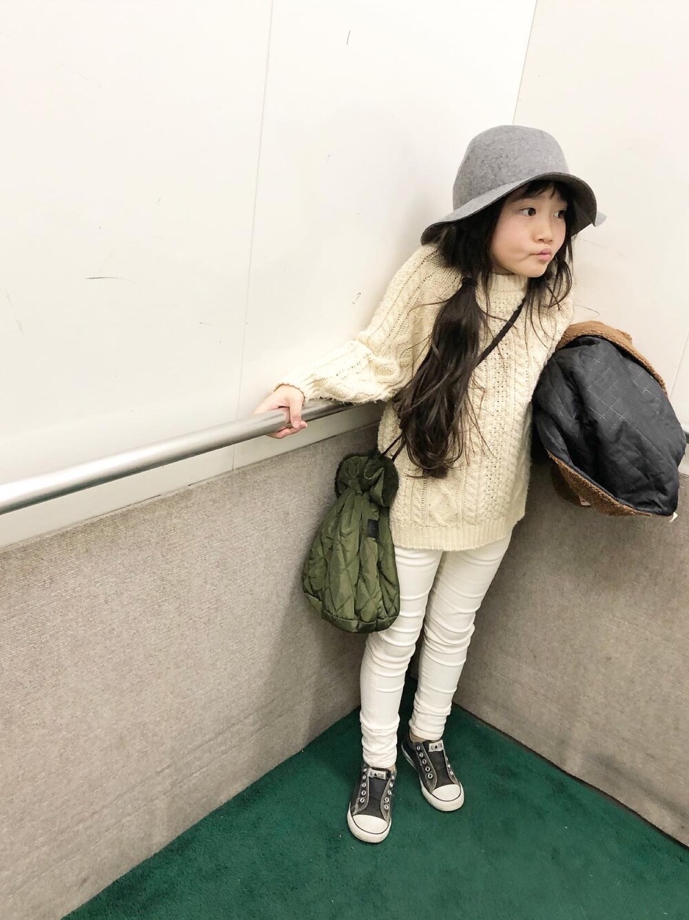 「スキニーパンツ、ホワイトパンツ、ホワイトコーデ、休日スタイル、ハット、monmimi、娘コーデ、ニット」｜「3coinsのアイテム（ショルダーバッグ、グリーン系）」を使った、keikoさん（キッズ・120cm）の冬コーディネートの1枚目の写真