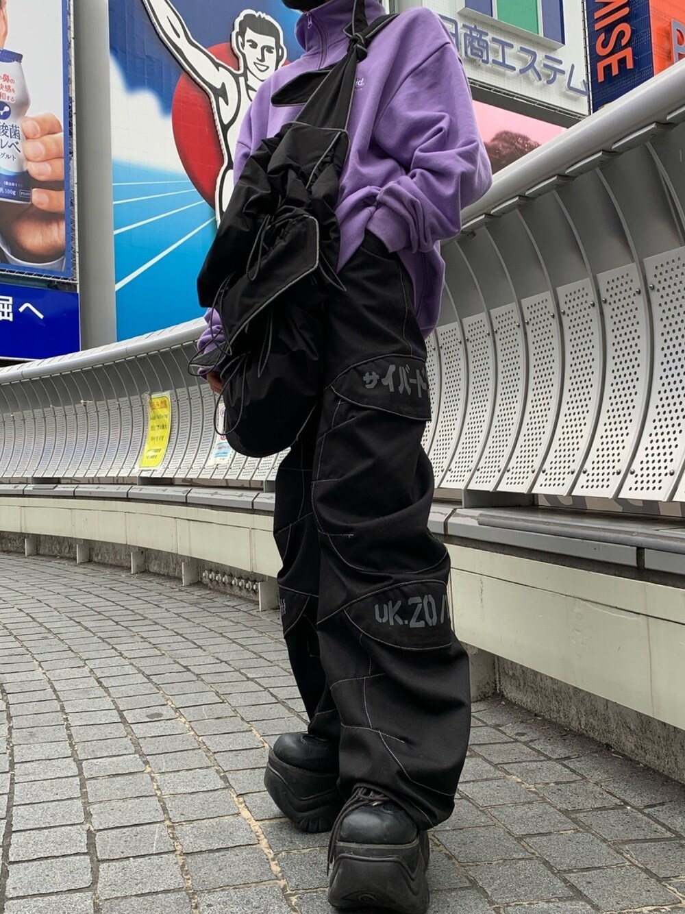 「ラクチンコーデ、おしゃれさんと繋がりたい、低身長コーデ、シンプルコーデ、韓国ファッション、高校生、パープル、ブラックコーデ、ブラック」｜「cyberdogのアイテム（カーゴパンツ、ブラック系）」を使った、さくさん（レディース・157cm）の春コーディネートの1枚目の写真