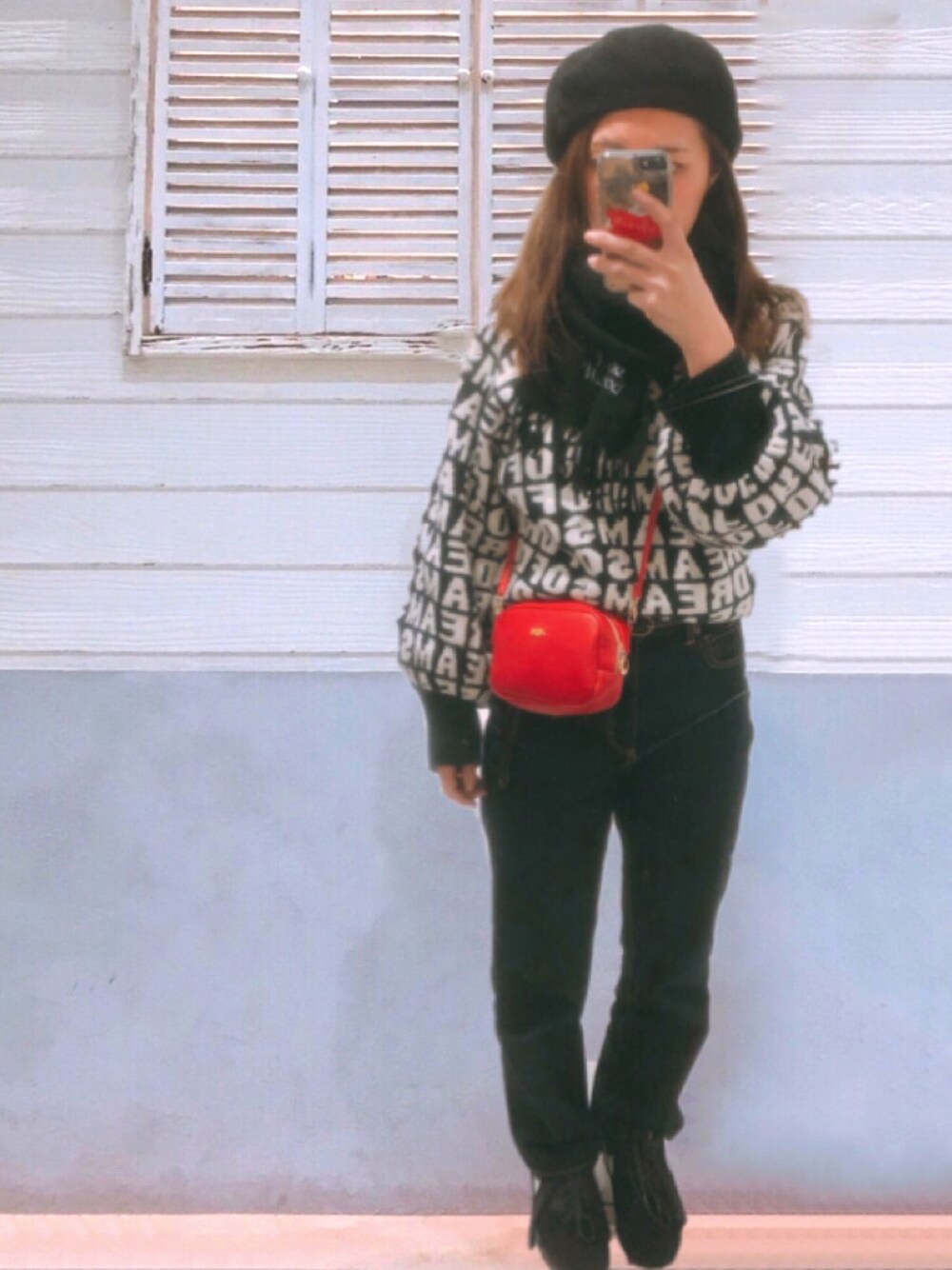 ブルー系のニット/セーター、ブルー系のデニムパンツ、ブラック系の帽子を着用したレディースの冬コーディネートの1枚目の写真