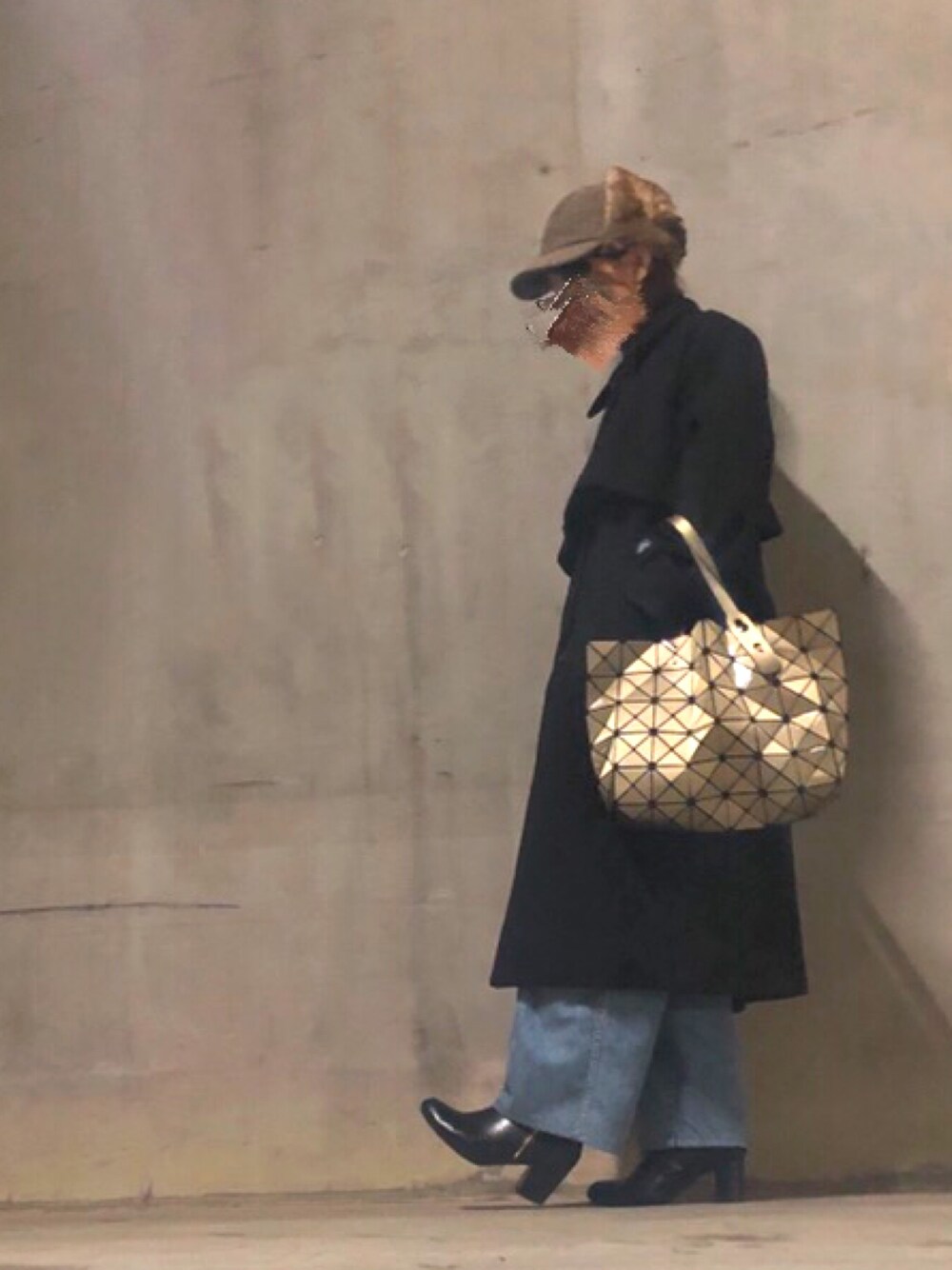 ブラック系のその他アウター、ブルー系のデニムパンツ、レッド系のニット/セーターを着用したレディースの冬コーディネートの1枚目の写真