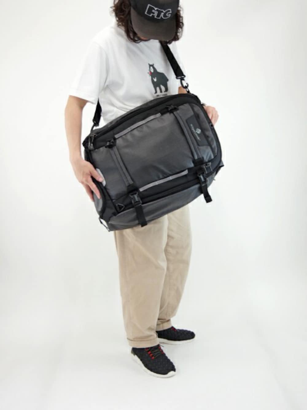 「スニーカー、バックパック、チノパン、ショルダーバッグ、Tシャツ、スニーカーコーデ、ワイドパンツ、ASFVLT」｜「ASFVLTのASFVLT (アスファルト) / ネオプレーンスニーカー SPEED SOCKS（スニーカー、ブラック系）」を使った、EMC HEAD OFFICEさん（メンズ・170cm）の夏コーディネートの1枚目の写真