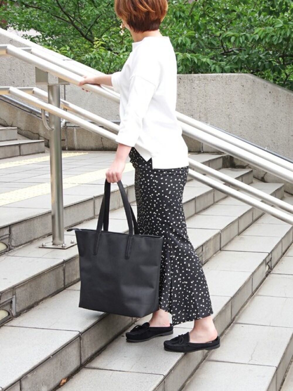 「トートバッグ、スカート、ミネトンカ、minnetonka、モカシン、Un coeur、スリッパサンダル」｜「Un coeurの【抗菌加工素材を使用した別注アイテム】 Un coeur （アンクール） / 撥水加工 トートバッグ GJT K900226 ハンドル本革仕様（トートバッグ、グレー系）」を使った、EMC HEAD OFFICEさん（レディース・155cm）の夏コーディネートの1枚目の写真