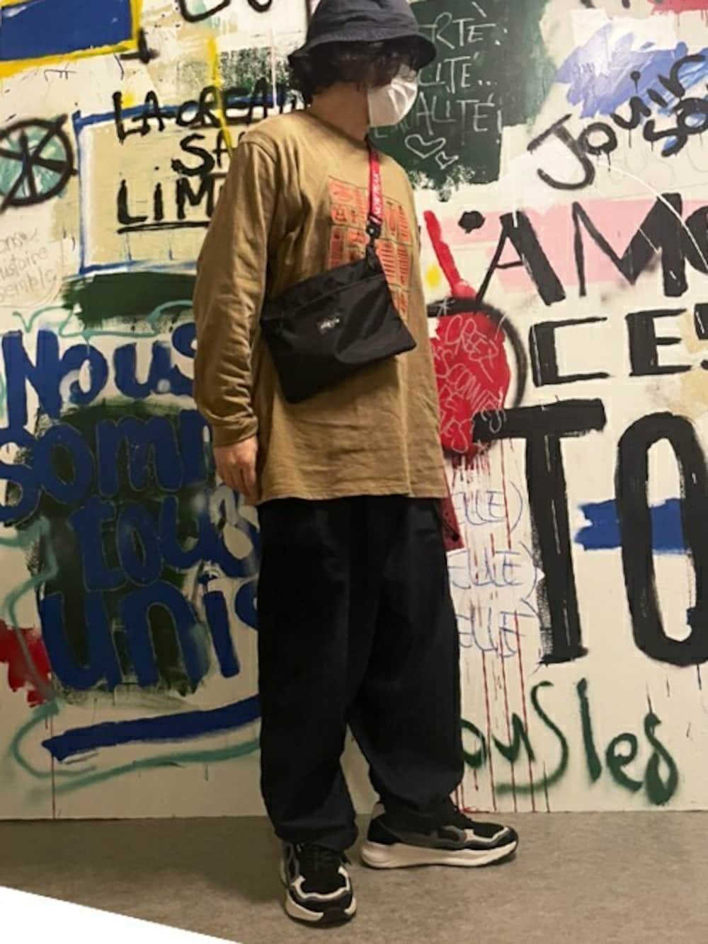 「スニーカー、チノパン、ショルダーバッグ、ベージュ、ハット、NEW ERA、スニーカーコーデ、サコッシュ、snow peak、ASFVLT」｜「ASFVLTの【サイズ23cm～30cm】ASFVLT (アスファルト) / ローカットスニーカー CONCRETE（スニーカー、ブラック系）」を使った、EMC HEAD OFFICEさん（メンズ・170cm）の秋コーディネートの1枚目の写真