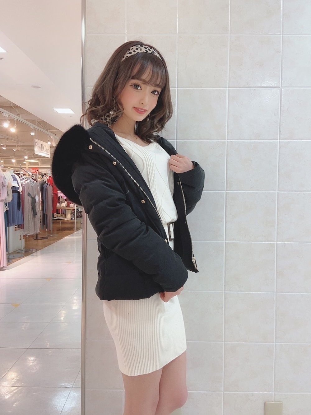 「冬コーデ、カジュアルコーデ、大人カジュアル、ゆるコーデ、お洒落さんとつながりたい、低身長コーデ、ダウンジャケット、ニット、ワンピース、おしゃれさんと繋がりたい」｜「LIPSERVICEの美ラインシャツortDownジャケット（ダウンジャケット/コート、ブラック系）」を使った、arisaさん（レディース・155cm）の冬コーディネートの1枚目の写真