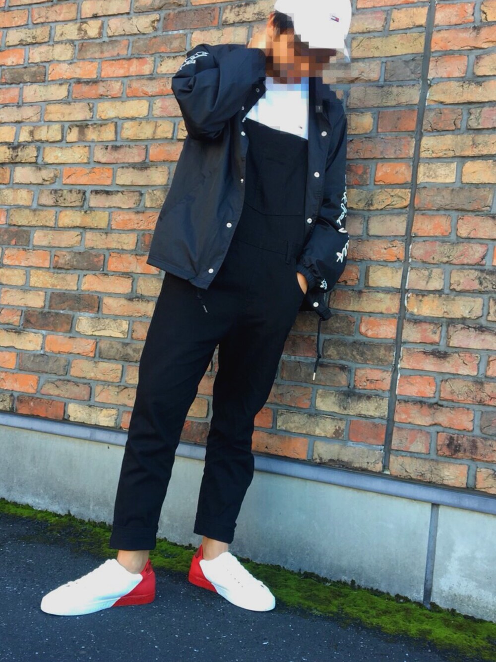 「ZARA MANのアイテム（スニーカー、ホワイト系）」を使った、bqpdさん（メンズ・175cm）の秋コーディネートの1枚目の写真