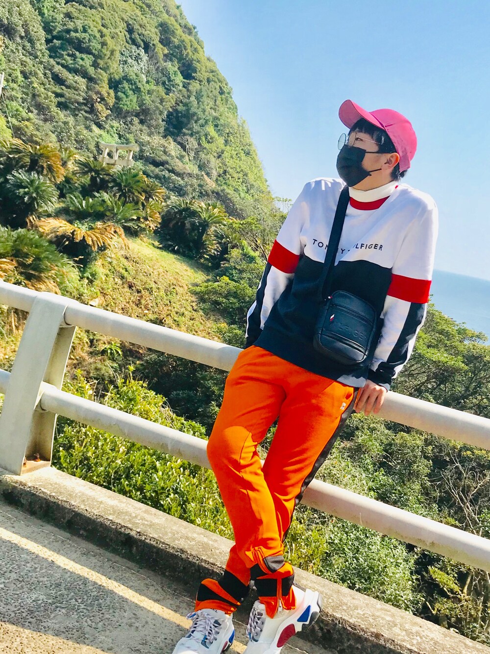 「TOMMY HILFIGER、Diesel、ダッドスニーカー、黒マスク、ﾏﾙﾒｶﾞﾈ、burberry、財布」｜「DIESELのアイテム（スニーカー、その他）」を使った、bqpdさん（メンズ・175cm）の春コーディネートの1枚目の写真