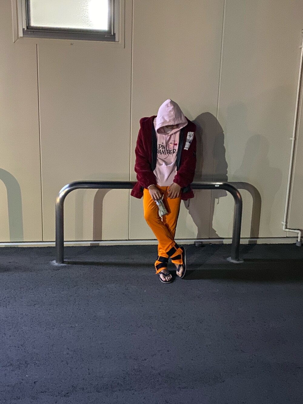 「季節外れ、ビーチサンダル、ファーコート」｜「H&Mのアイテム（パーカー、ピンク系）」を使った、bqpdさん（メンズ・175cm）の秋コーディネートの1枚目の写真