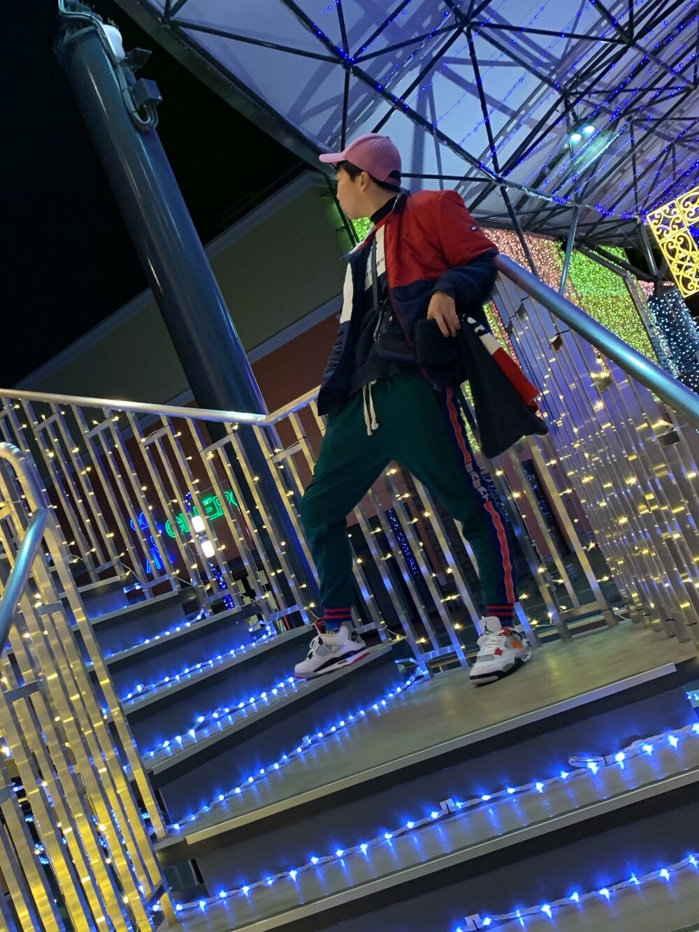 「TOMMY HILFIGER、TOMMY JEANS、トミーコーデ、冬コーデ、エアジョーダン4、ジョーダン4、ジョーダン、カラフル」｜「TOMMY HILFIGERのベースボール キャップ（キャップ、ピンク系）」を使った、bqpdさん（メンズ・175cm）の秋コーディネートの1枚目の写真