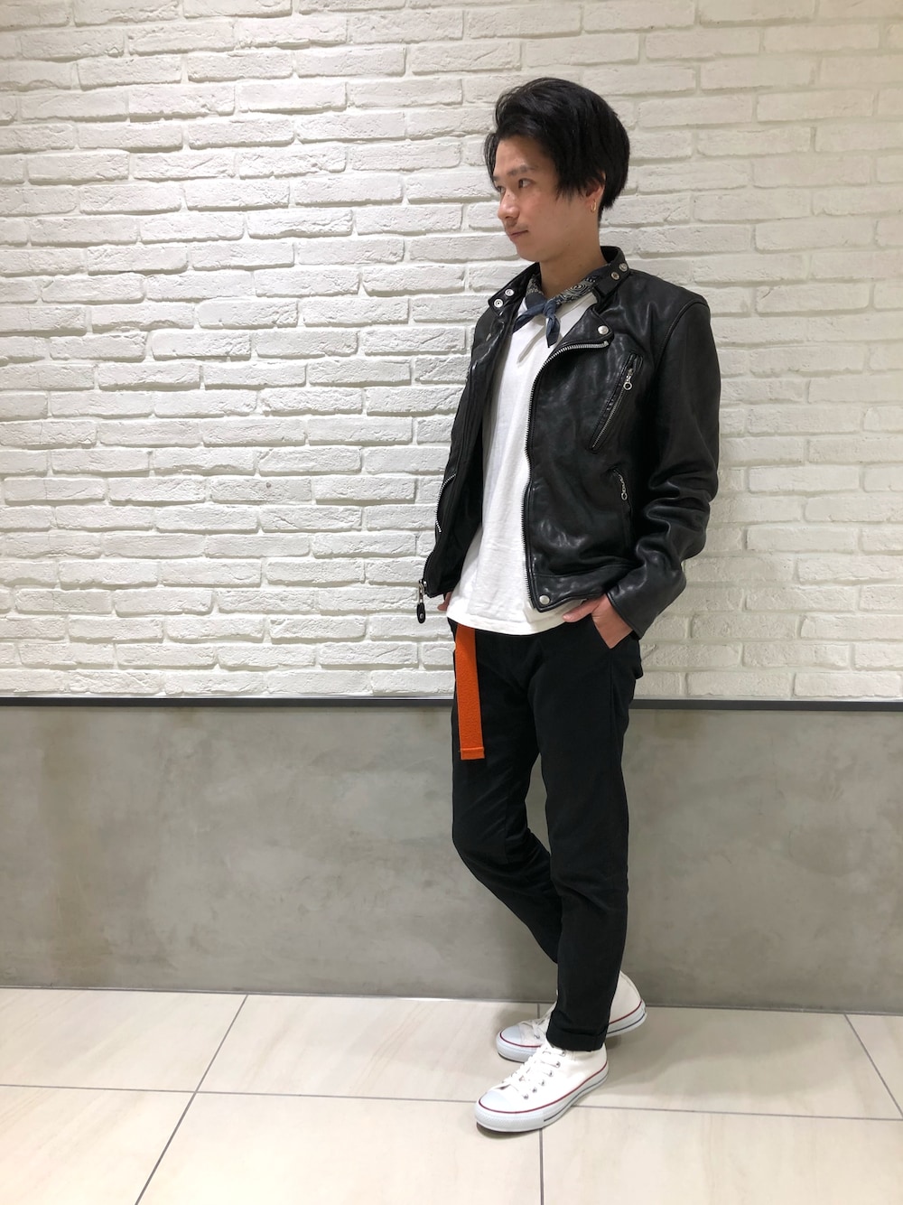 「レザージャケット、SCHOTT、uncut bound、コンバース、札幌、ガチャベルト、スラックス、大人カジュアル、スニーカーコーデ、秋コーデ」｜「schottのSchott/ショット/DOUBLE BREST RIDERS/ダブル ブレスト ライダース（ライダースジャケット、ブラック系）」を使った、HIRATSUKAさん（メンズ・167cm）の夏コーディネートの1枚目の写真